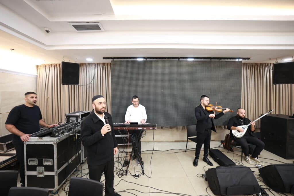 רב קהילת 'אור החיים' באלעד העתיר עם תלמידיו על קברי הצדיקים