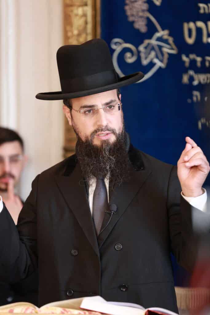 רב קהילת 'אור החיים' באלעד העתיר עם תלמידיו על קברי הצדיקים