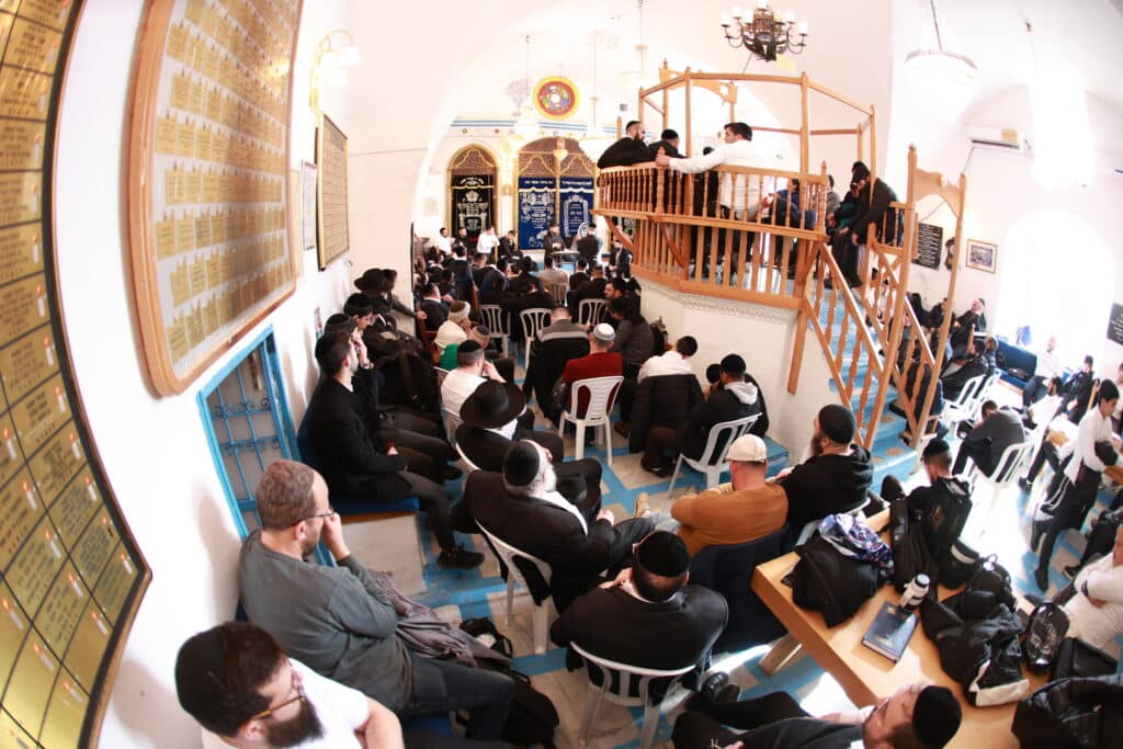 רב קהילת 'אור החיים' באלעד העתיר עם תלמידיו על קברי הצדיקים