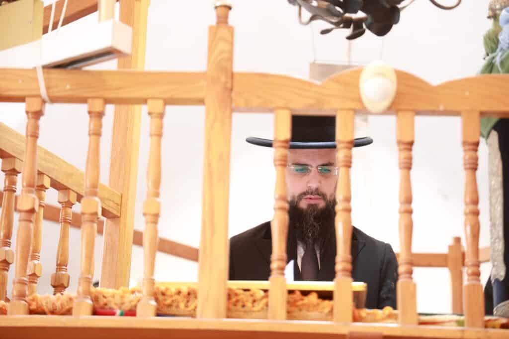 רב קהילת 'אור החיים' באלעד העתיר עם תלמידיו על קברי הצדיקים