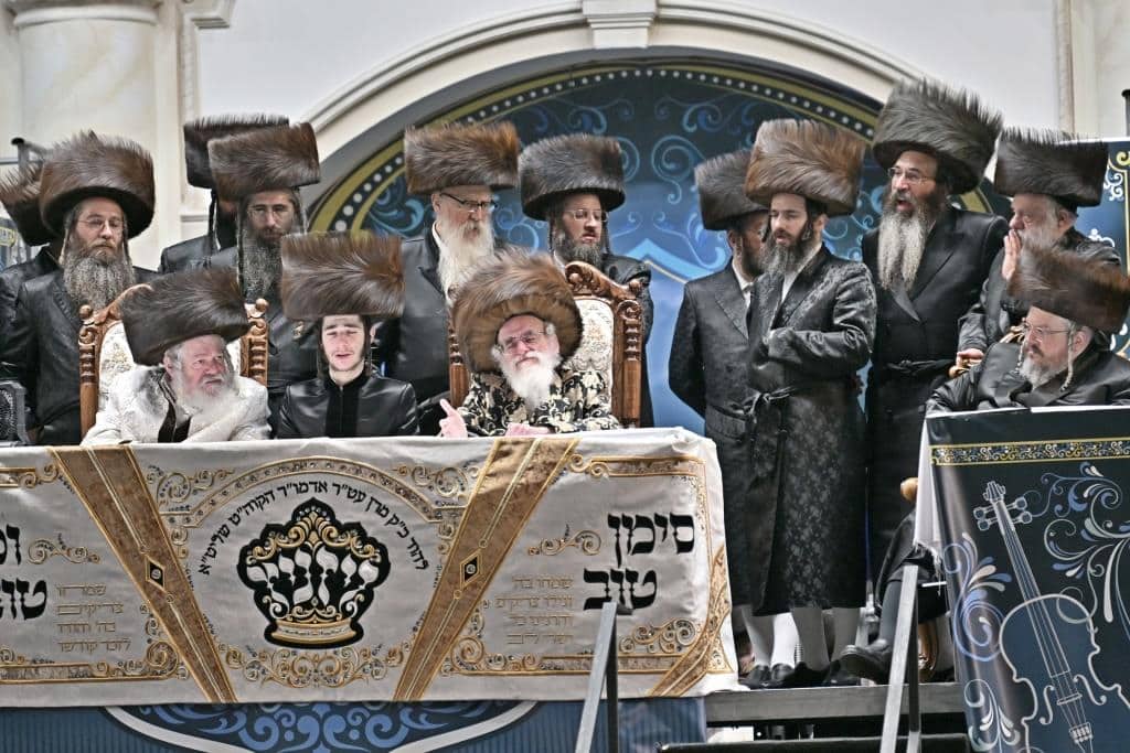 אלפים בשמחת בית ויז'ניץ ופרמישלאן  במתחם הדי סיטי בירושלים