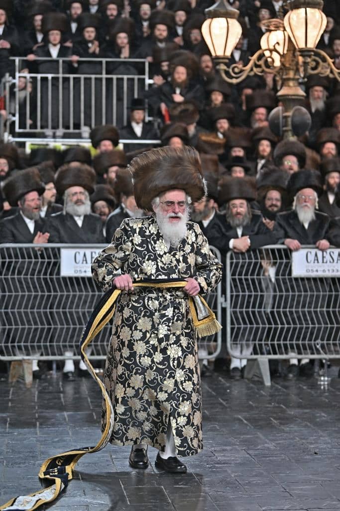 אלפים בשמחת בית ויז'ניץ ופרמישלאן  במתחם הדי סיטי בירושלים