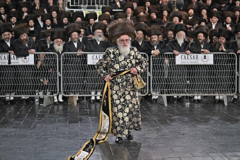 אלפים בשמחת בית ויז'ניץ ופרמישלאן  במתחם הדי סיטי בירושלים