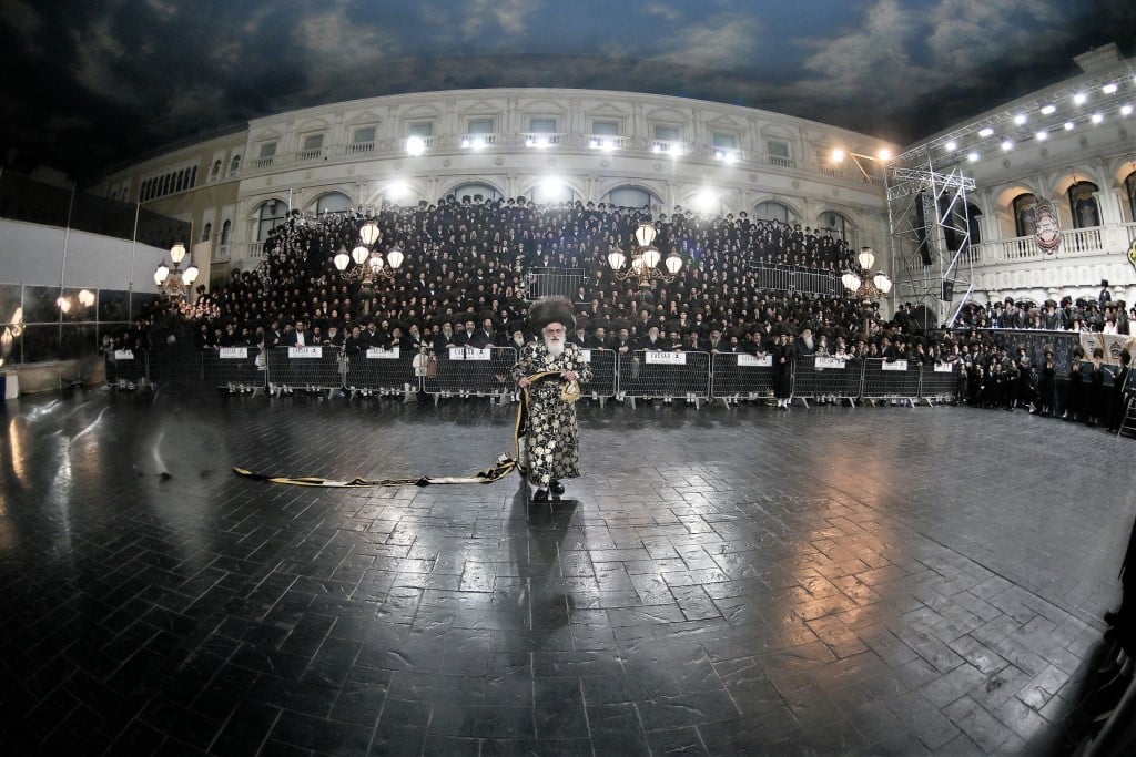 אלפים בשמחת בית ויז'ניץ ופרמישלאן  במתחם הדי סיטי בירושלים