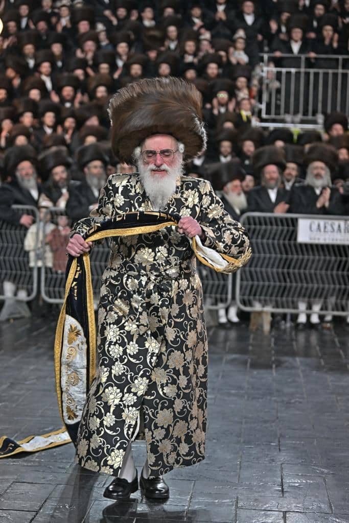 אלפים בשמחת בית ויז'ניץ ופרמישלאן  במתחם הדי סיטי בירושלים