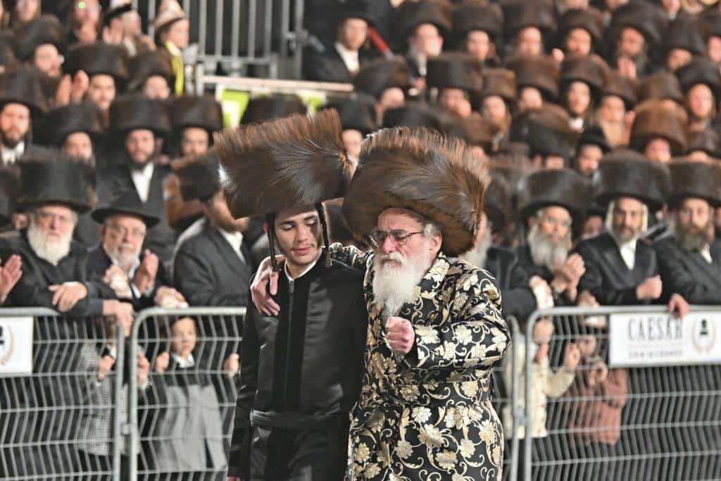 אלפים בשמחת בית ויז'ניץ ופרמישלאן  במתחם הדי סיטי בירושלים