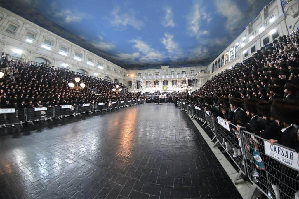 אלפים בשמחת בית ויז'ניץ ופרמישלאן  במתחם הדי סיטי בירושלים