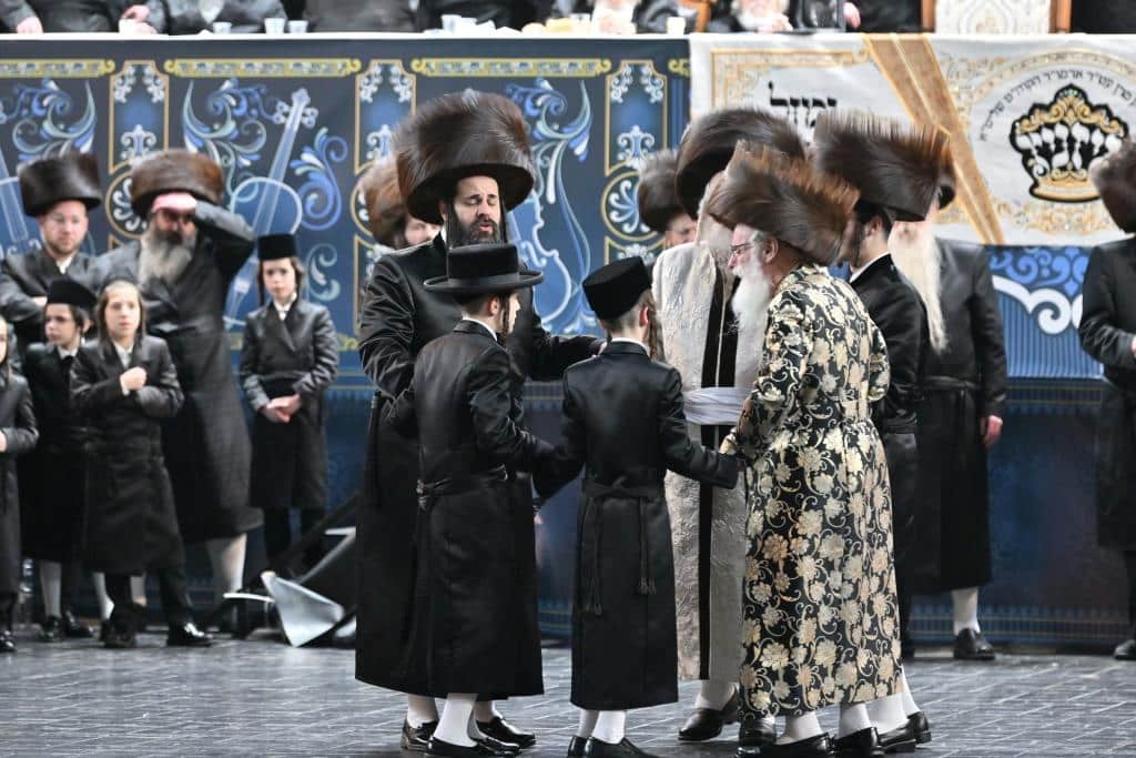 אלפים בשמחת בית ויז'ניץ ופרמישלאן  במתחם הדי סיטי בירושלים