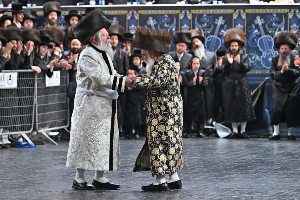 אלפים בשמחת בית ויז'ניץ ופרמישלאן  במתחם הדי סיטי בירושלים