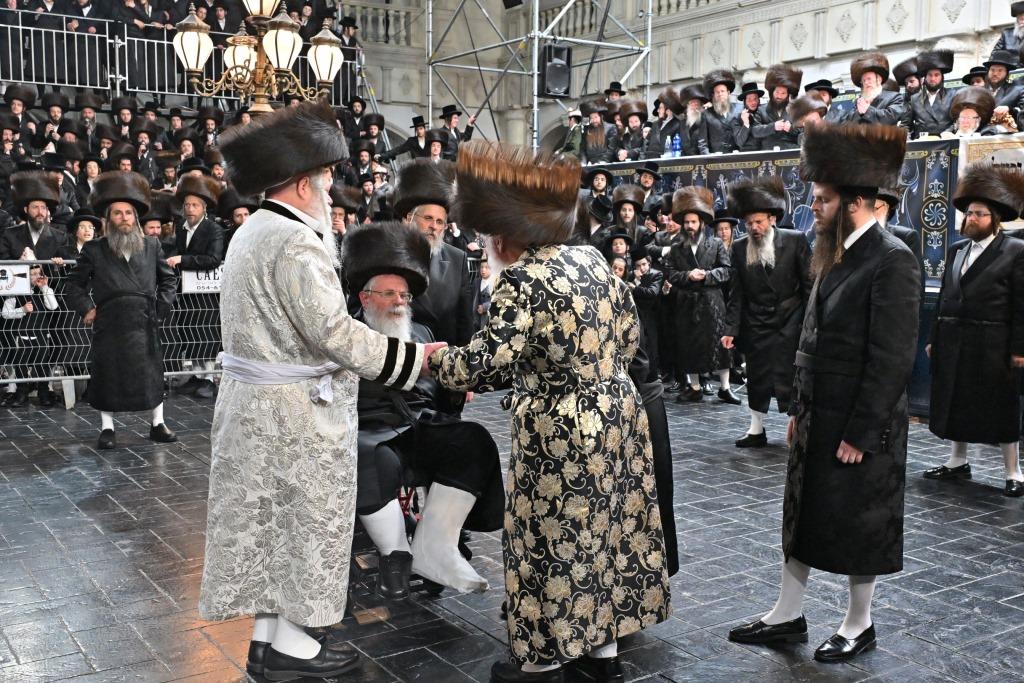 אלפים בשמחת בית ויז'ניץ ופרמישלאן  במתחם הדי סיטי בירושלים