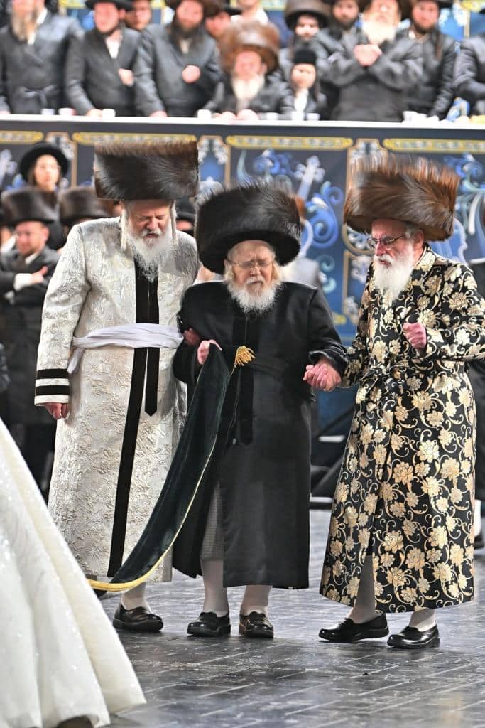 אלפים בשמחת בית ויז'ניץ ופרמישלאן  במתחם הדי סיטי בירושלים