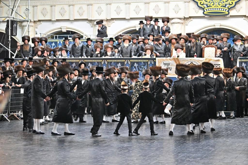 אלפים בשמחת בית ויז'ניץ ופרמישלאן  במתחם הדי סיטי בירושלים