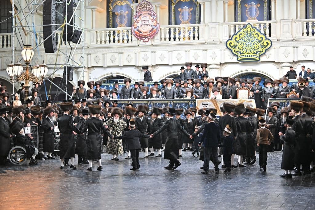 אלפים בשמחת בית ויז'ניץ ופרמישלאן  במתחם הדי סיטי בירושלים