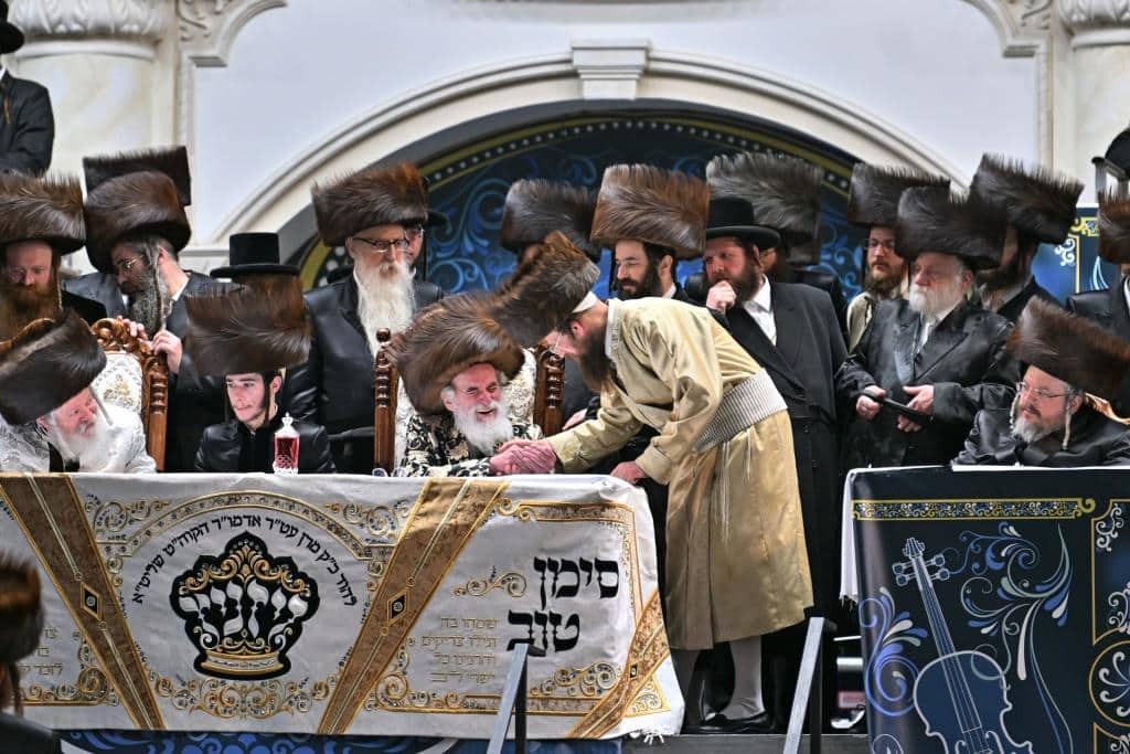 אלפים בשמחת בית ויז'ניץ ופרמישלאן  במתחם הדי סיטי בירושלים