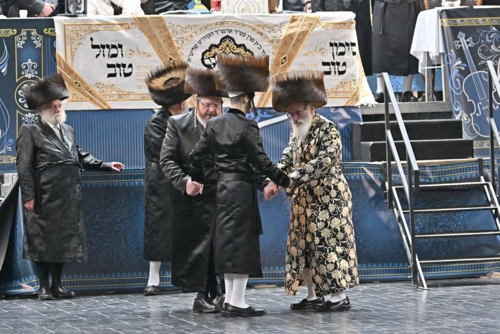 אלפים בשמחת בית ויז'ניץ ופרמישלאן  במתחם הדי סיטי בירושלים