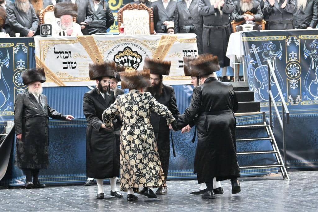 אלפים בשמחת בית ויז'ניץ ופרמישלאן  במתחם הדי סיטי בירושלים