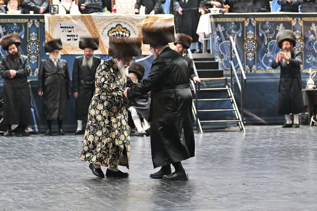 אלפים בשמחת בית ויז'ניץ ופרמישלאן  במתחם הדי סיטי בירושלים