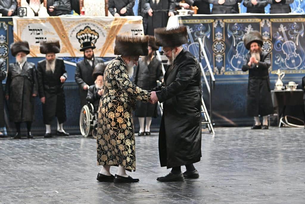 אלפים בשמחת בית ויז'ניץ ופרמישלאן  במתחם הדי סיטי בירושלים