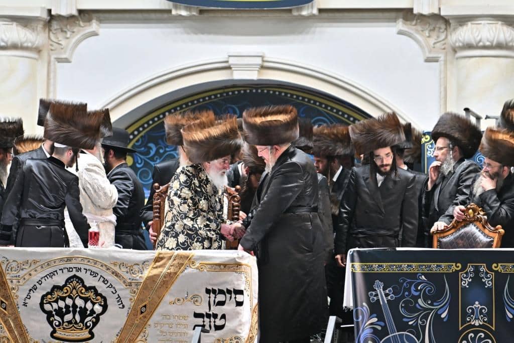 אלפים בשמחת בית ויז'ניץ ופרמישלאן  במתחם הדי סיטי בירושלים