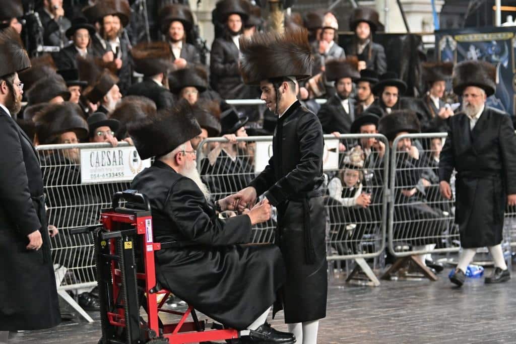 אלפים בשמחת בית ויז'ניץ ופרמישלאן  במתחם הדי סיטי בירושלים