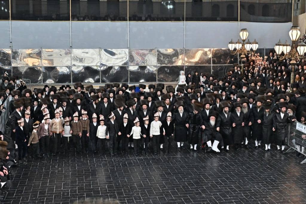 אלפים בשמחת בית ויז'ניץ ופרמישלאן  במתחם הדי סיטי בירושלים