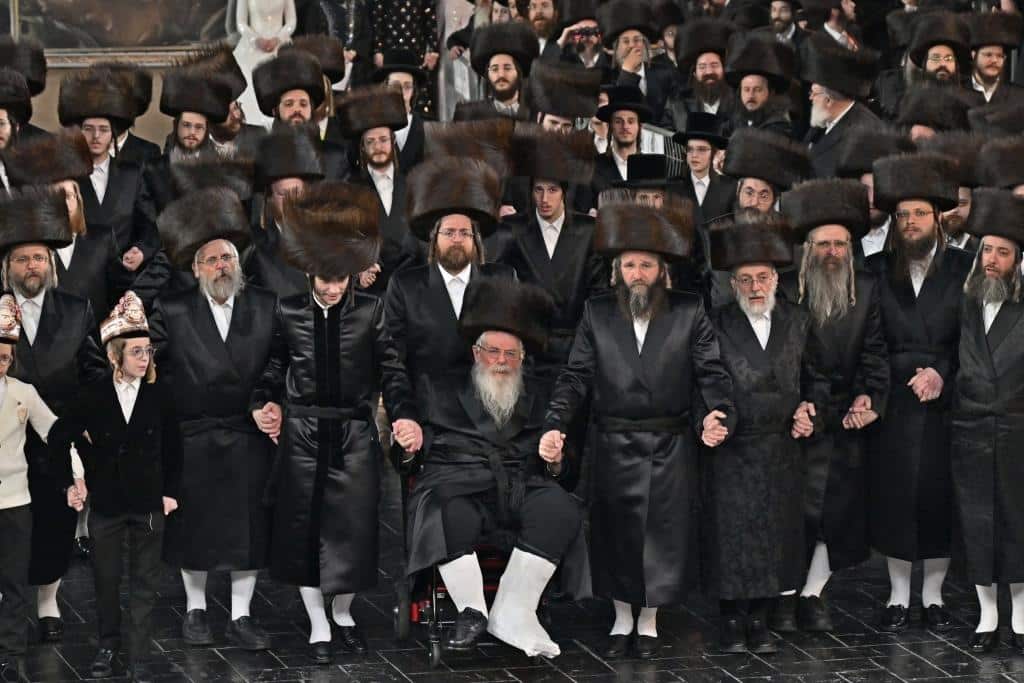 אלפים בשמחת בית ויז'ניץ ופרמישלאן  במתחם הדי סיטי בירושלים