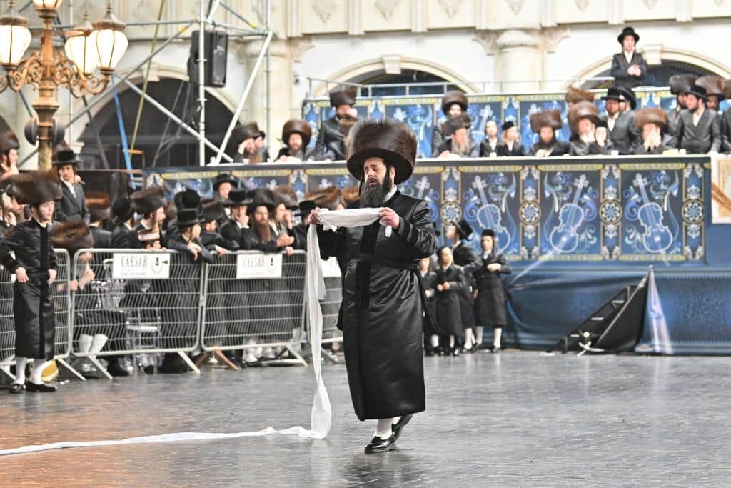 אלפים בשמחת בית ויז'ניץ ופרמישלאן  במתחם הדי סיטי בירושלים