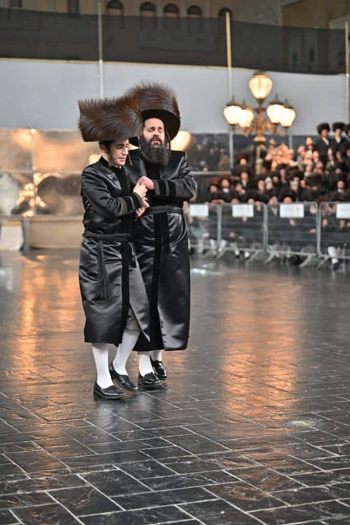 אלפים בשמחת בית ויז'ניץ ופרמישלאן  במתחם הדי סיטי בירושלים