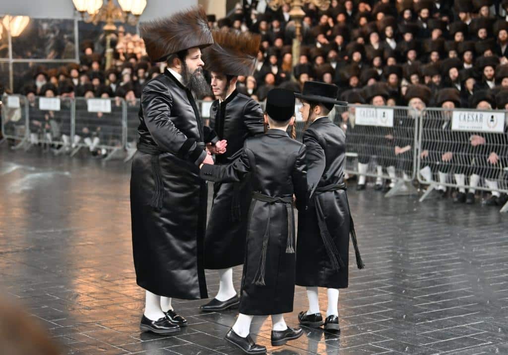 אלפים בשמחת בית ויז'ניץ ופרמישלאן  במתחם הדי סיטי בירושלים