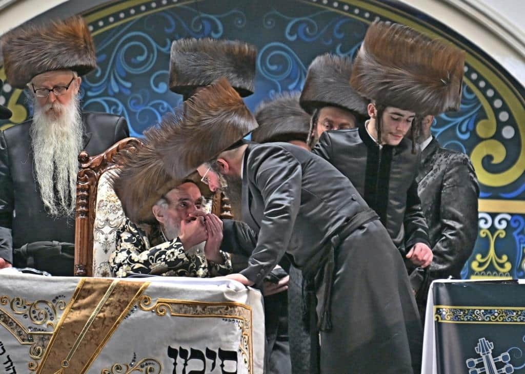 אלפים בשמחת בית ויז'ניץ ופרמישלאן  במתחם הדי סיטי בירושלים