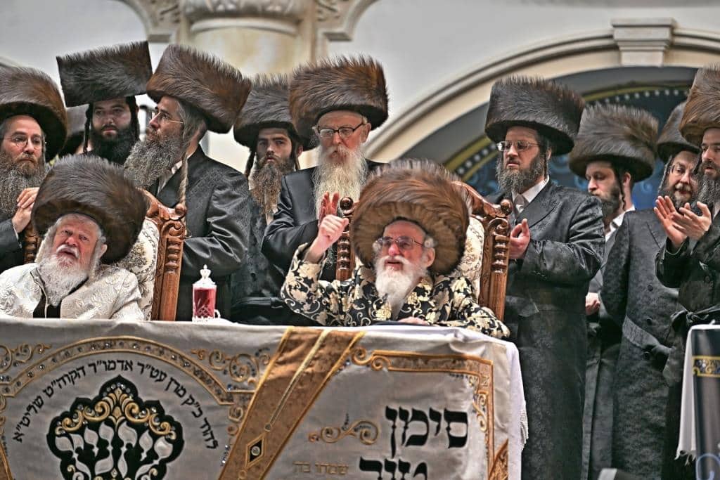 אלפים בשמחת בית ויז'ניץ ופרמישלאן  במתחם הדי סיטי בירושלים