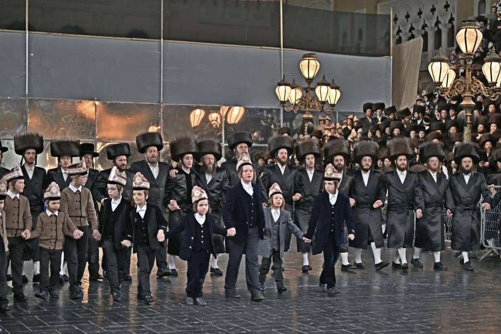 אלפים בשמחת בית ויז'ניץ ופרמישלאן  במתחם הדי סיטי בירושלים