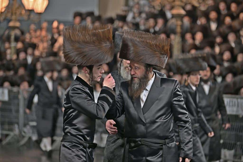 אלפים בשמחת בית ויז'ניץ ופרמישלאן  במתחם הדי סיטי בירושלים