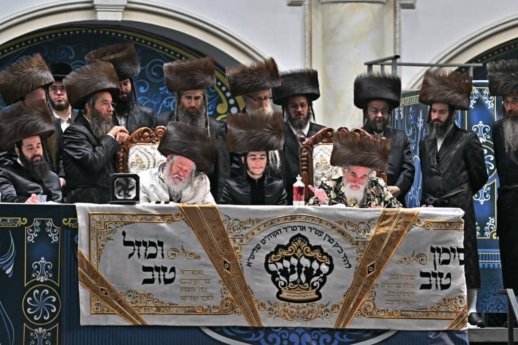 אלפים בשמחת בית ויז'ניץ ופרמישלאן  במתחם הדי סיטי בירושלים