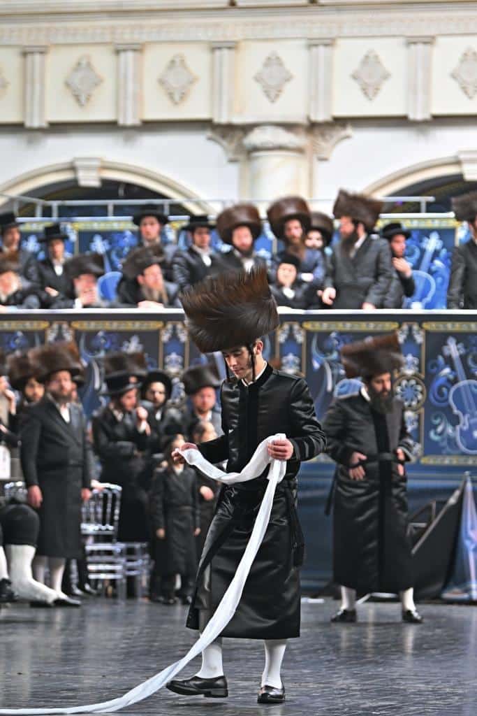 אלפים בשמחת בית ויז'ניץ ופרמישלאן  במתחם הדי סיטי בירושלים