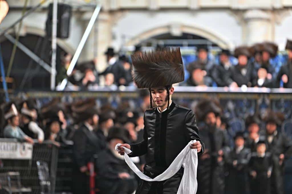 אלפים בשמחת בית ויז'ניץ ופרמישלאן  במתחם הדי סיטי בירושלים