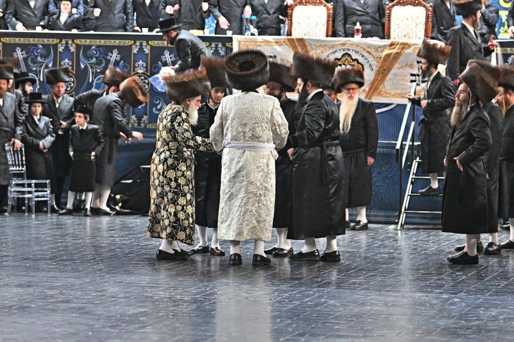 אלפים בשמחת בית ויז'ניץ ופרמישלאן  במתחם הדי סיטי בירושלים