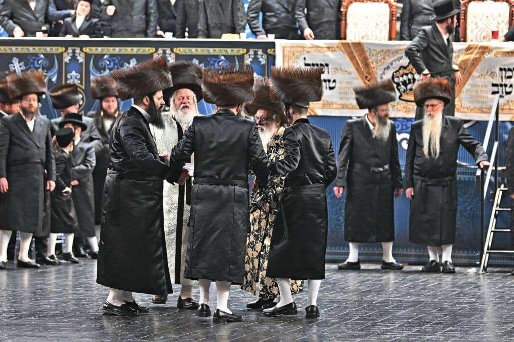 אלפים בשמחת בית ויז'ניץ ופרמישלאן  במתחם הדי סיטי בירושלים