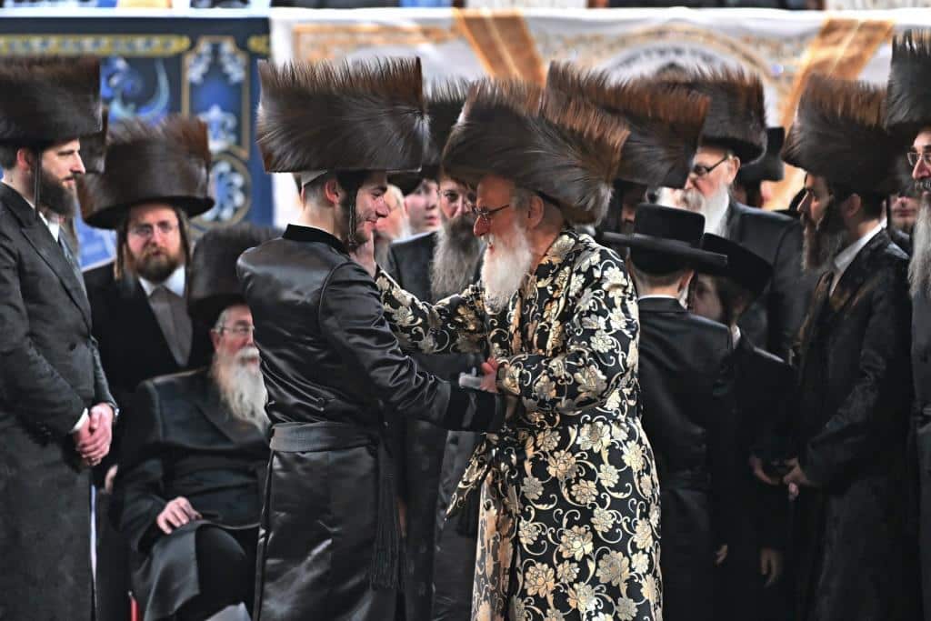 אלפים בשמחת בית ויז'ניץ ופרמישלאן  במתחם הדי סיטי בירושלים