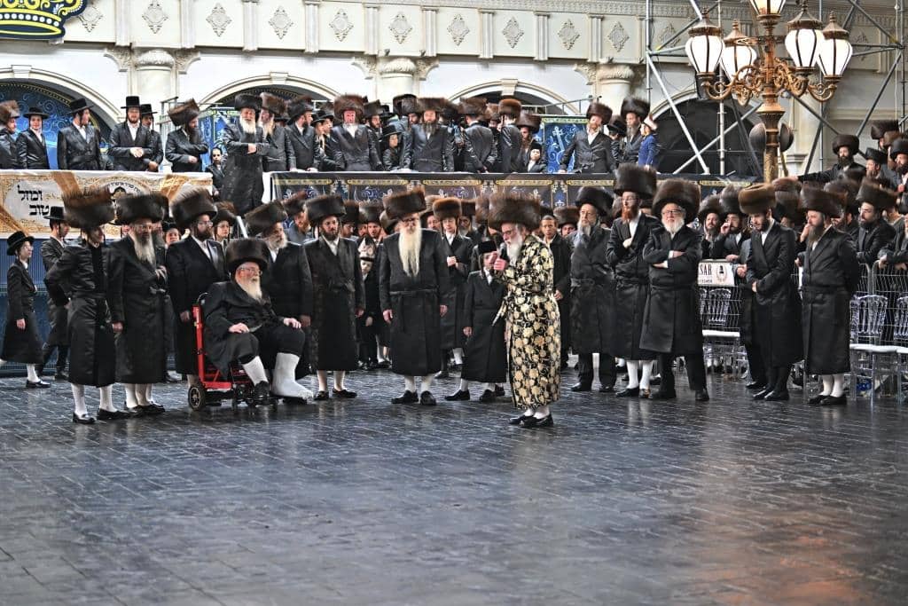 אלפים בשמחת בית ויז'ניץ ופרמישלאן  במתחם הדי סיטי בירושלים