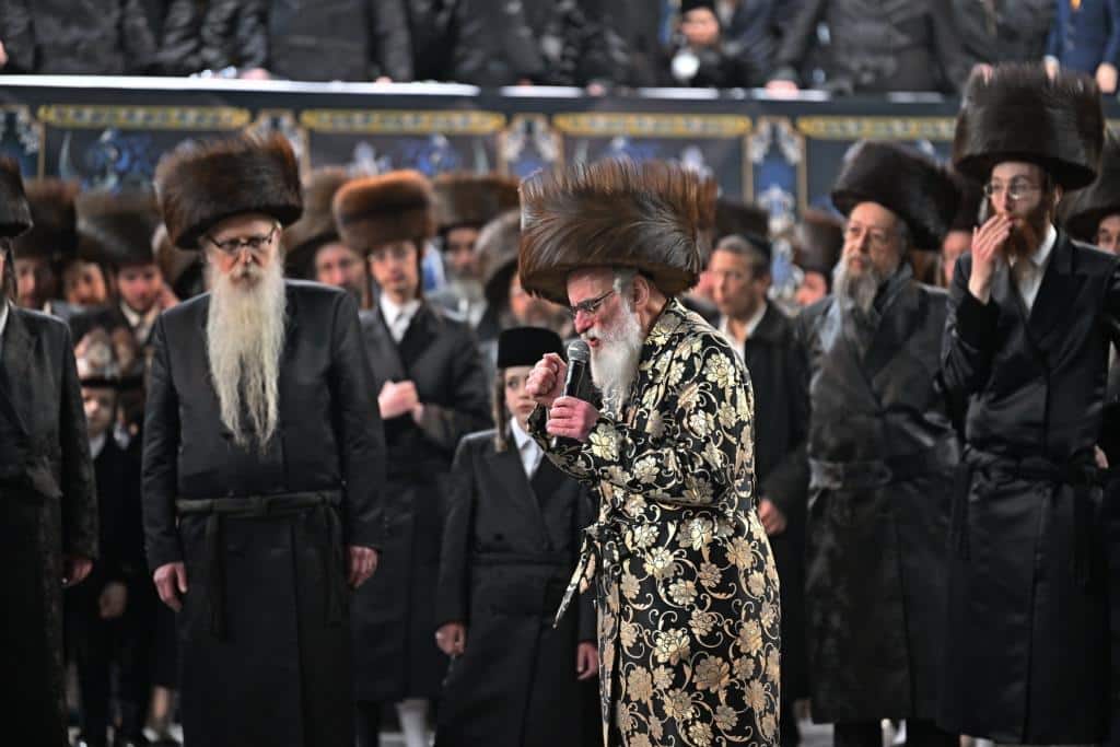 אלפים בשמחת בית ויז'ניץ ופרמישלאן  במתחם הדי סיטי בירושלים