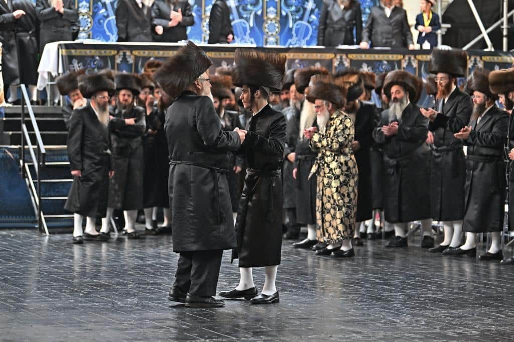 אלפים בשמחת בית ויז'ניץ ופרמישלאן  במתחם הדי סיטי בירושלים