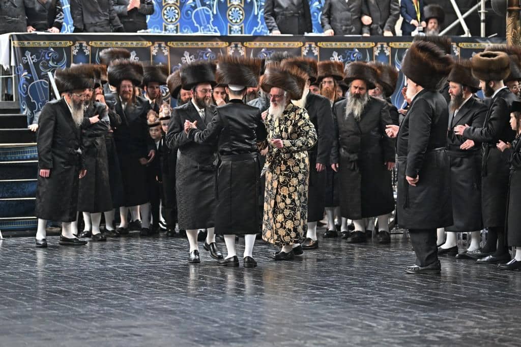 אלפים בשמחת בית ויז'ניץ ופרמישלאן  במתחם הדי סיטי בירושלים