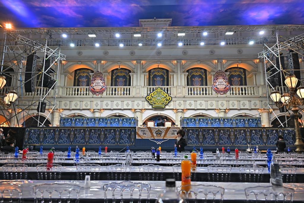 אלפים בשמחת בית ויז'ניץ ופרמישלאן  במתחם הדי סיטי בירושלים