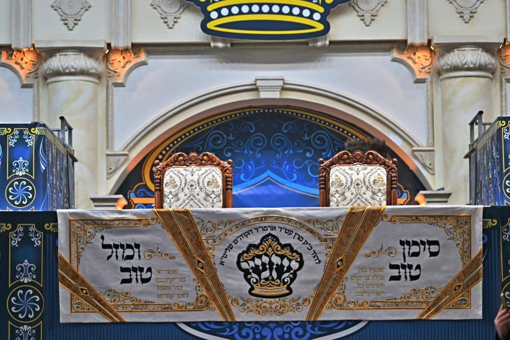 אלפים בשמחת בית ויז'ניץ ופרמישלאן  במתחם הדי סיטי בירושלים