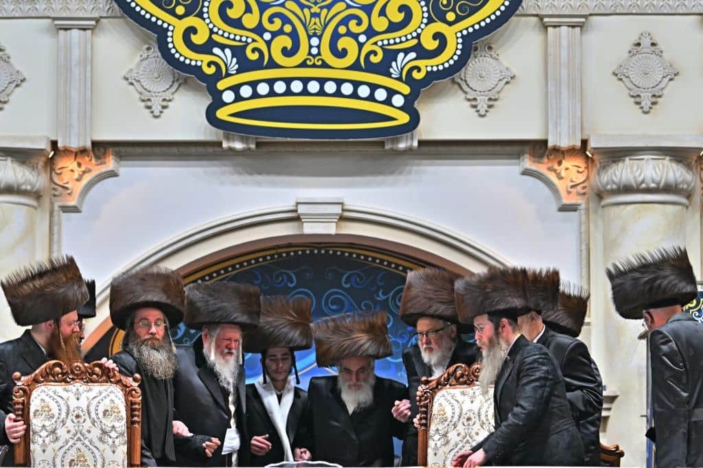 אלפים בשמחת בית ויז'ניץ ופרמישלאן  במתחם הדי סיטי בירושלים