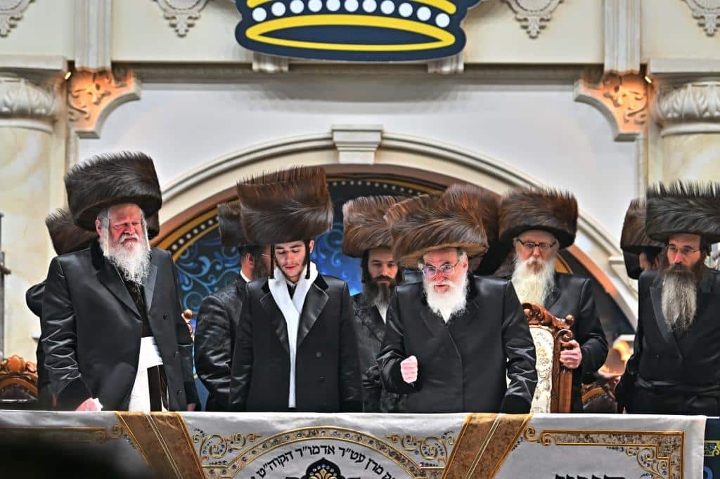 אלפים בשמחת בית ויז'ניץ ופרמישלאן  במתחם הדי סיטי בירושלים