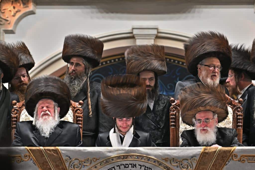 אלפים בשמחת בית ויז'ניץ ופרמישלאן  במתחם הדי סיטי בירושלים