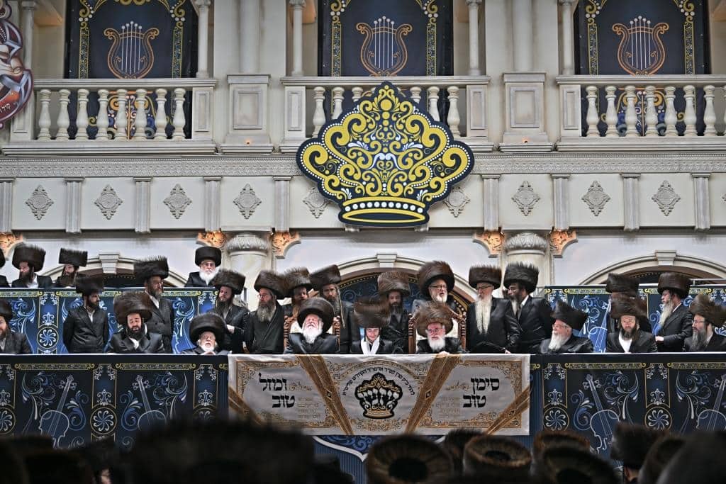 אלפים בשמחת בית ויז'ניץ ופרמישלאן  במתחם הדי סיטי בירושלים