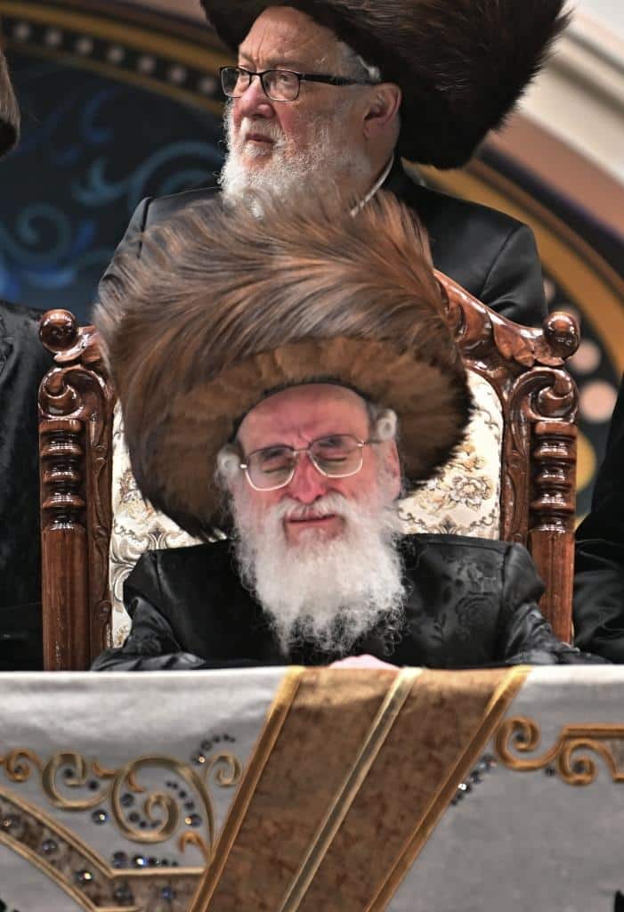 אלפים בשמחת בית ויז'ניץ ופרמישלאן  במתחם הדי סיטי בירושלים